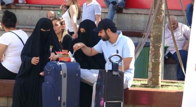 Trabzon’da Suriyeliler, Arap turistleri taşıyor