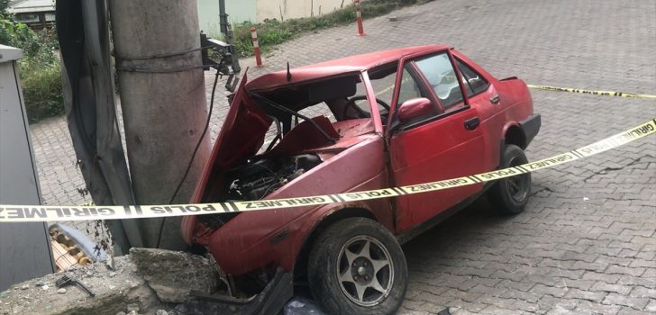 Trabzon’da elektrik direğine çarpan otomobilin sürücüsü hayatını kaybetti