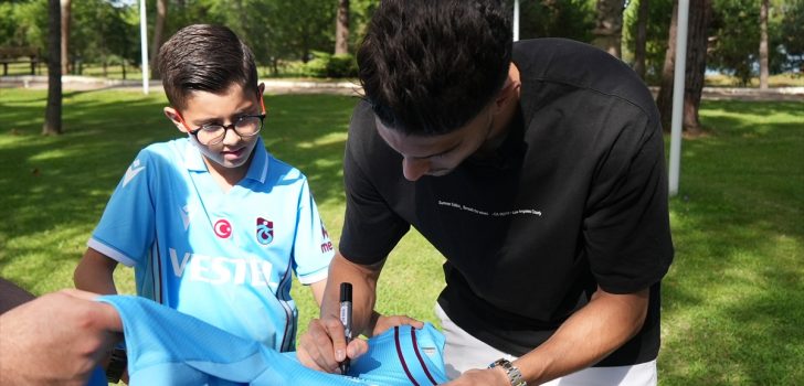 Trabzonsporlu Bartra, golü sonrası sevinç yaşayan küçük taraftarla bir araya geldi