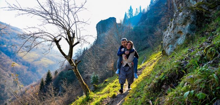 Trabzon’da felçli eşini sırtında taşımak zorunda kalan kadının yol isteği yerine getirildi
