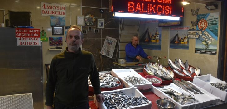 Trabzon’da balıkçılar hava muhalefeti nedeniyle denize açılamayınca balık fiyatları arttı