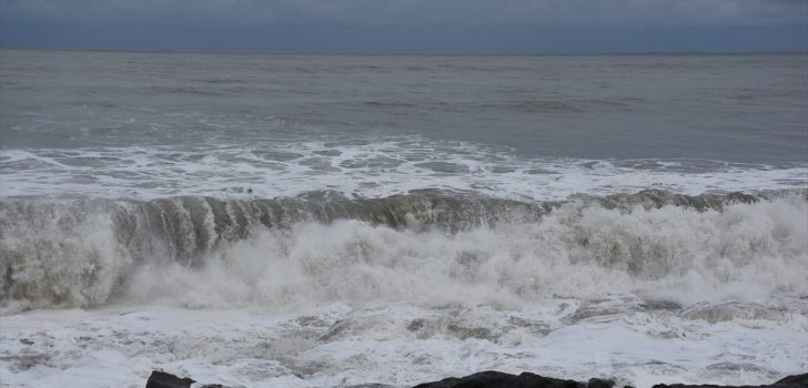 Trabzon’da dev dalgalar Karadeniz Sahil Yolu’nda ulaşımı olumsuz etkiliyor