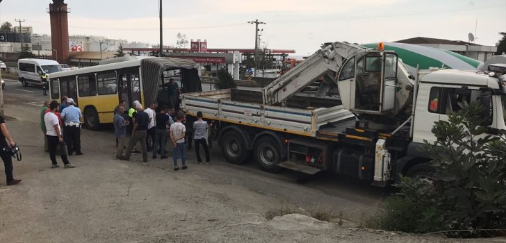 Trabzon’da belediye otobüsü refüje ve araçlara çarptı: 4 yaralı
