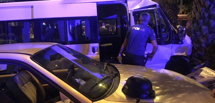 Trabzon’da minibüs ile otomobil çarpıştı: 1 ölü, 11 yaralı