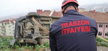 Trabzon’da freni boşalan kepçenin çarptığı ticari araç okul bahçesine düşmekten son anda kurtuldu