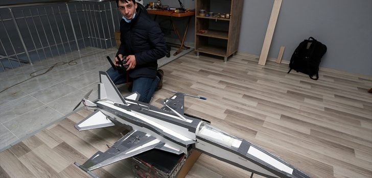 Havacılık tutkunu Trabzonlu genç model uçak yaptı