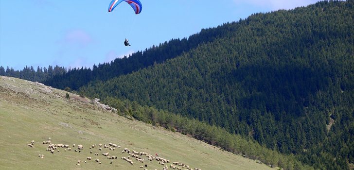 Trabzon’da “Kırsaldan Gökyüzüne” projesini bitiren gençler, yamaç paraşütü pilotu oldu