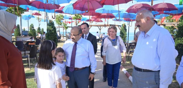 Trabzon Valisi Ustaoğlu Araklı Belediyesi Bayrak Kafe Sosyal Tesislerini Ziyaret Etti