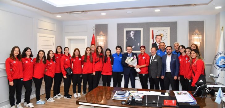 Ortahisar Belediyesi Kadın Hentbol Takımı’ndan Başkan Genç’e ziyaret