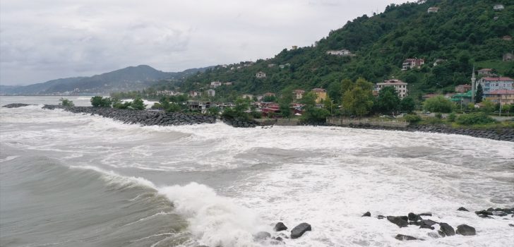 Trabzon’da fırtına nedeniyle dalga boyu 3 metreyi aştı