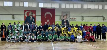Masa tenisi ve futbol branşlarında dereceye giren takımlara tebrik