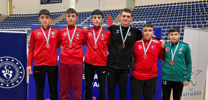 Araklılı güreşçiler Van’dan madalyalarla döndü