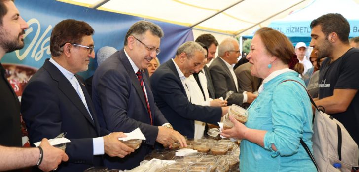 Büyükşehir’den 3 Bin Kişiye Aşure İkramı Büyükşehir’den 3 Bin Kişiye Aşure İkramı
