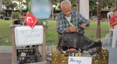 Ayakkabıları Arakanlı Müslümanlar için boyayacak
